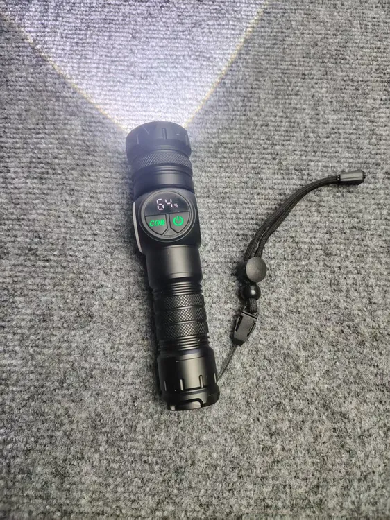 可聚焦泛光两用手电