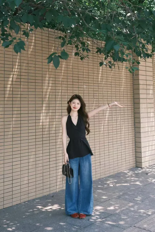 2025夏季新款韩系气质v领挂脖吊带背心高腰阔腿直筒牛仔裤两件套