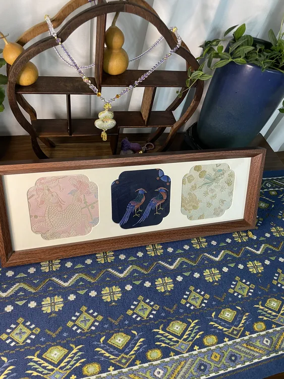 陆美英翟鸟李德喜麒麟牡丹钱小萍金鱼海藻15*42胡桃木宋锦画摆台