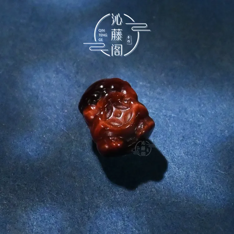 7.5MM红虎眼雕刻吞金兽貔貅配饰文玩手串DIY配珠背云线束散珠单珠
