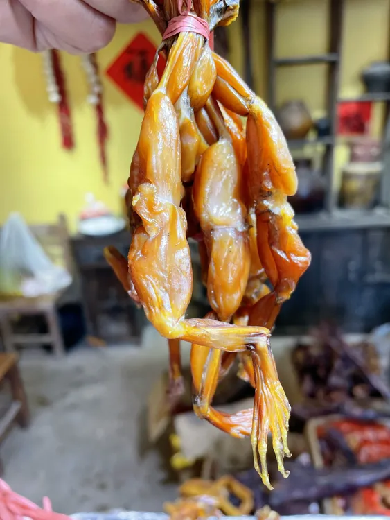 湖南湘乡特产农家手工冷烟慢熏腊蛙腿烟熏腊麻拐腊田鸡非牛蛙