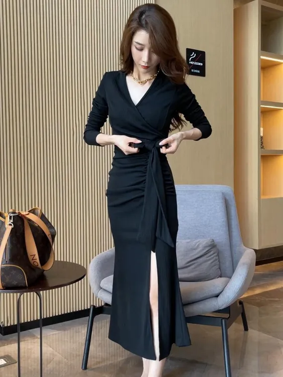 法式赫本风绑带V领长袖连衣裙女2025秋季新款高级收腰开叉包臀裙