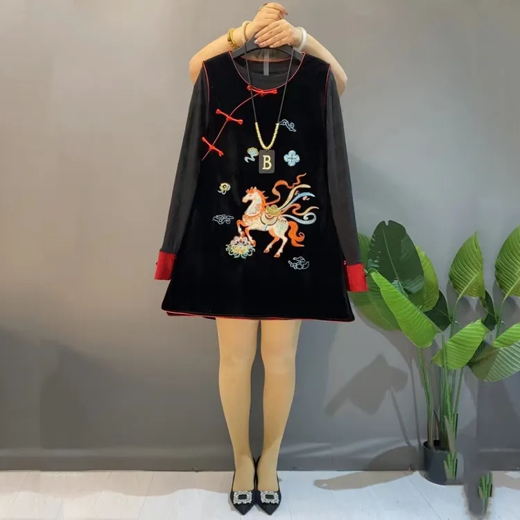 胖妹妹新中式国风重工马年刺绣盘扣马甲裙打底衫显瘦套装高级气质