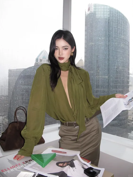 法式高级感复古深v领绑带衬衫+卡其绿开叉半身裙裙子