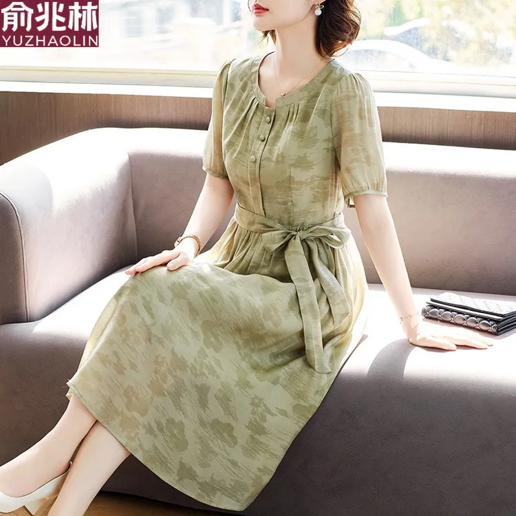 俞兆林妈妈夏装短袖连衣裙2025新款中老年女气质收腰仿真丝裙子母