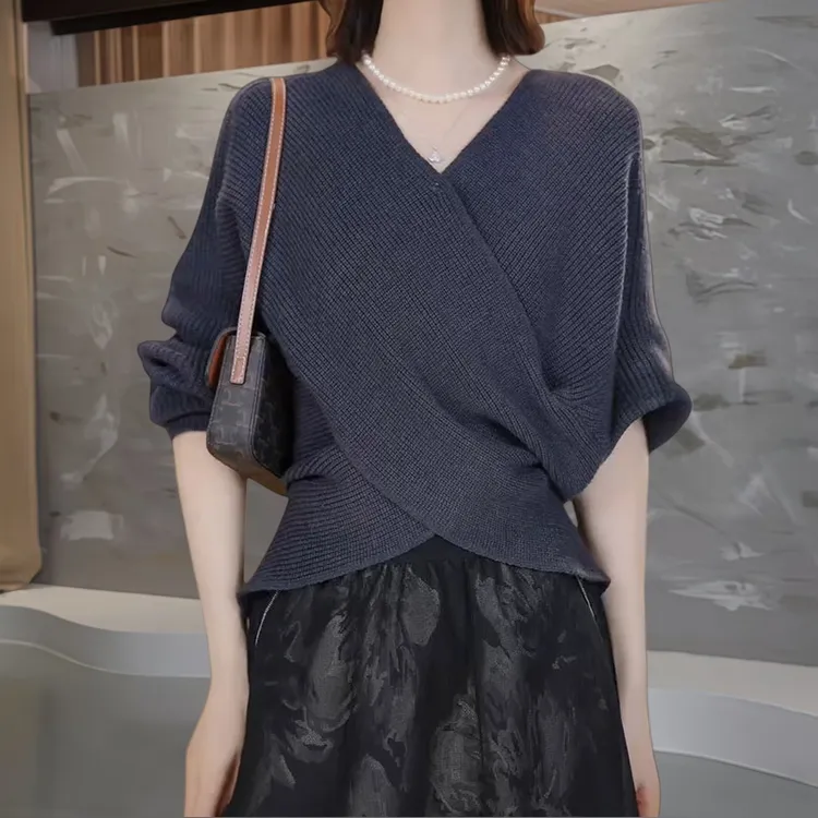 小众交叉V领针织衫女秋冬设计感宽松显瘦松弛慵懒风坑条长袖上衣
