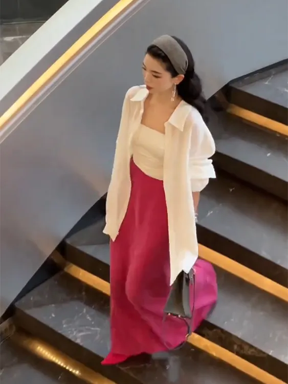 韩系氛围感早秋穿搭度假通勤休闲白色衬衫玫红色开叉半身裙套装女