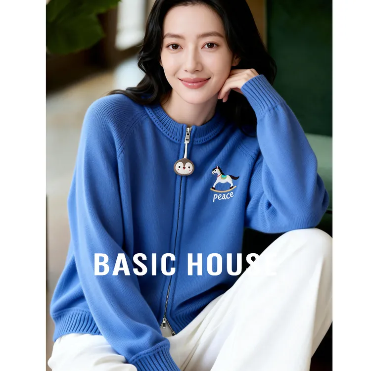 Basic House/百家好企鹅挂件撞色开衫毛衣女冬季圆领休闲提花上衣