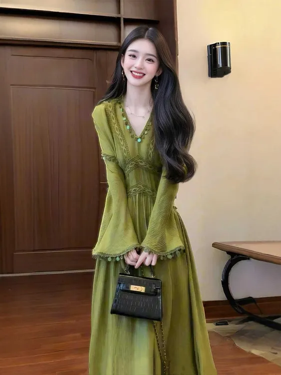 新中式绿色领连衣裙女秋季新款度假风显白小众气质收腰显瘦长裙女