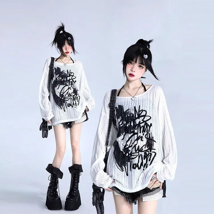 美式复古字母涂鸦印花斜肩长袖T恤女夏季设计感宽松露肩防晒上衣