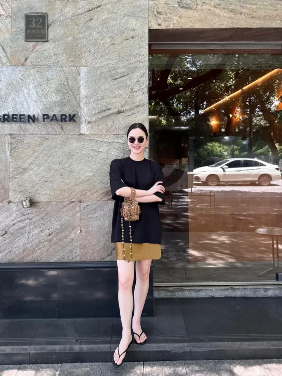 2025新款夏季时尚洋气减龄显瘦遮肉黑色T恤金色显瘦短裙两件套装