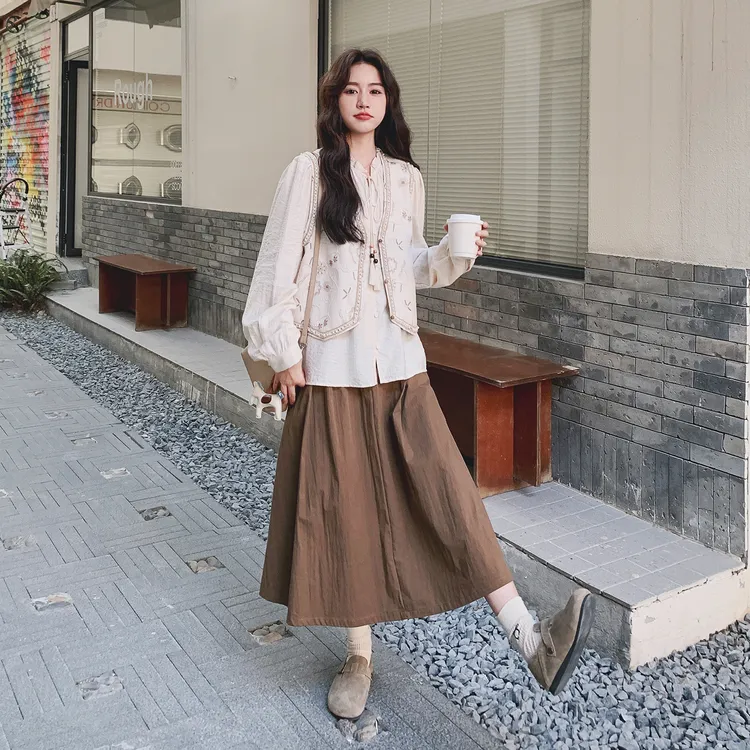 文艺复古刺绣马甲套装裙女2025年早秋穿搭一整套衬衫半身裙三件套