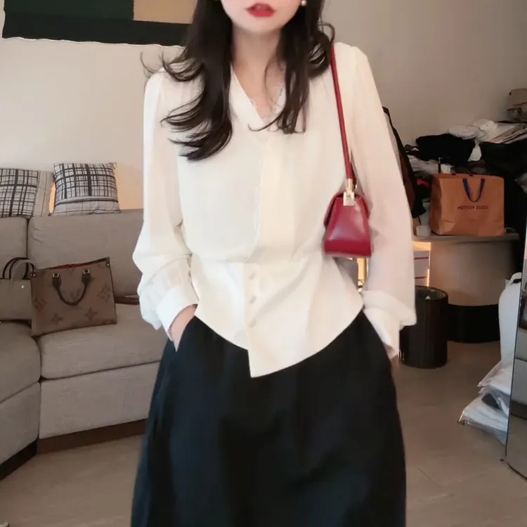 2025春夏设计款法式百搭时尚气质蕾丝V领衬衣LK2502459