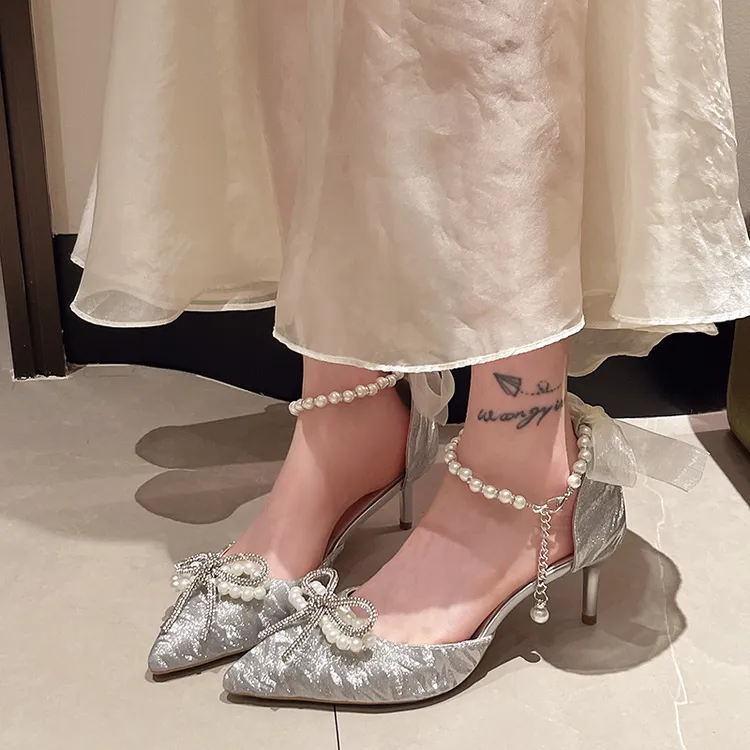 绝美银色珍珠链女2025夏季新款尖头蝴蝶结新根18成年礼水晶高跟鞋