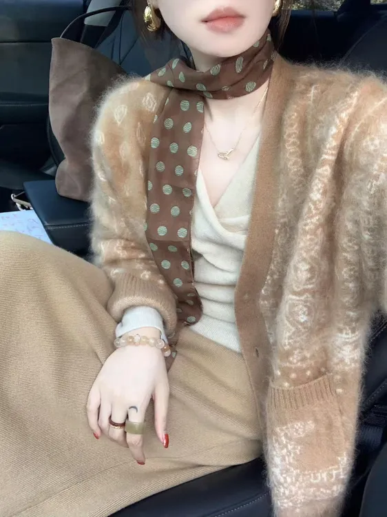 2025秋冬新款韩系V领提花软糯毛衣宽松慵懒风打底衫半身裙三件套