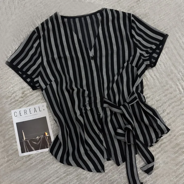 2025夏季新品时尚百搭修身显瘦V领条纹设计感女士短袖上衣8084