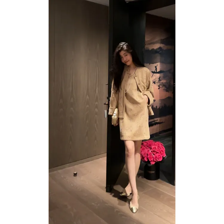 N.COU妮蔻25冬新款时髦气质优雅鹿皮绒珠绣外套连衣裙套装DY52696