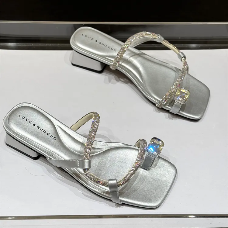 韩版粗跟套趾水钻人字拖女2025新款夏季中跟中跟套趾高级感凉拖鞋