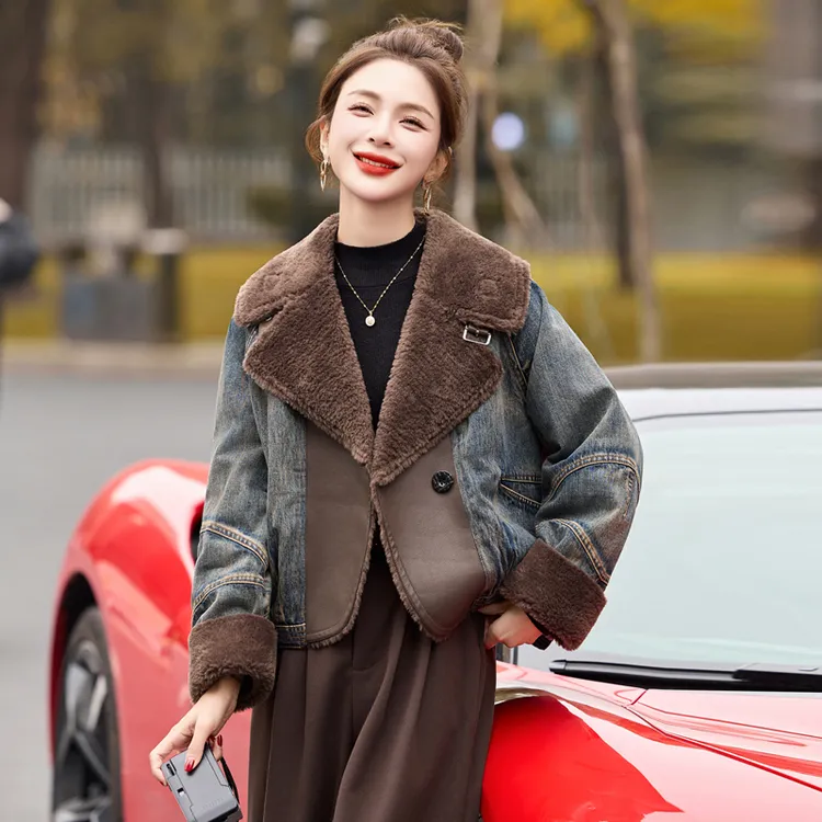 牛仔拼接真皮毛一体皮白鸭绒外套女2025新款年轻款派克羽绒服爆款