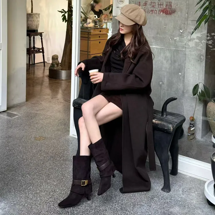 小发喵「绒面金属扣中筒靴｜暗调质感秋冬通勤奢感高阶穿搭单品」