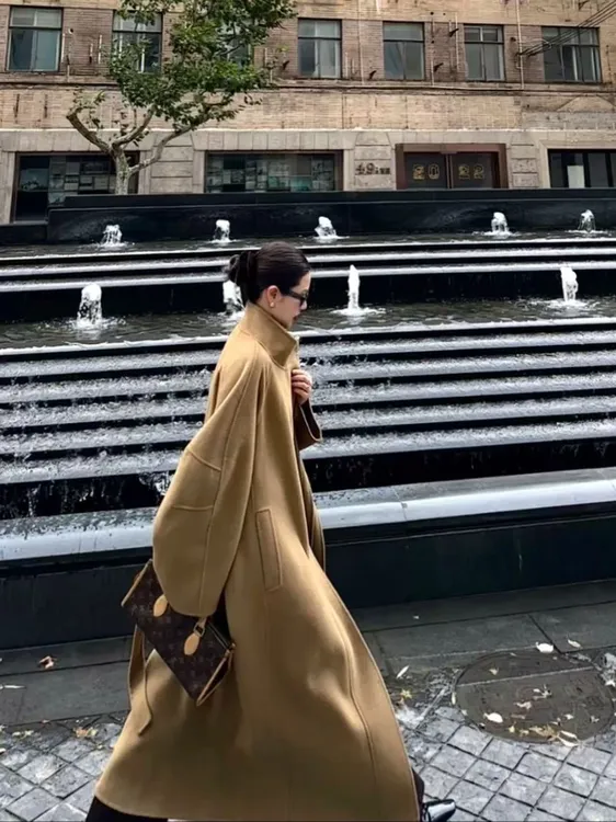 新款时尚羊毛大衣一件（图片仅供参考以实物为准）