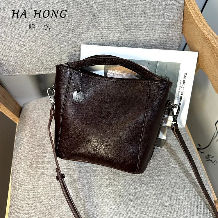 哈弘植鞣头层牛皮女士单肩斜挎包2025七夕水桶包手提包复古休闲包