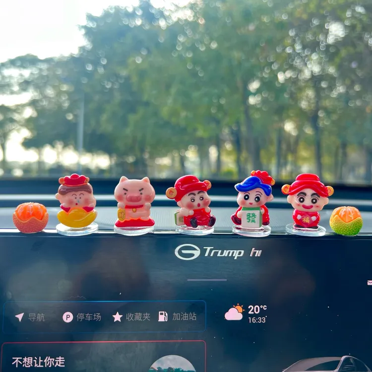 网红新款蜡笔小新汽车摆件车内祝福电动车办公桌装饰可爱车内饰品