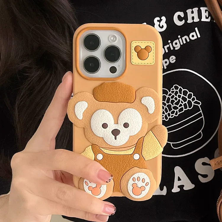 可爱卡通背带达菲熊适用苹果16promax手机壳新款15/14/13全包硅胶