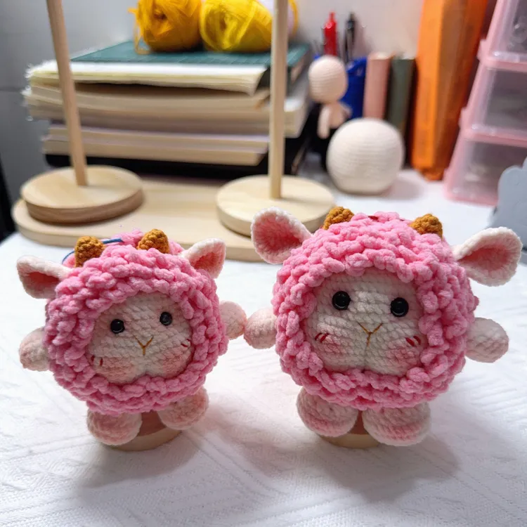 羊咩咩钩织玩偶挂件钩织成品送朋友送礼物送朋友礼物新款玩偶挂饰