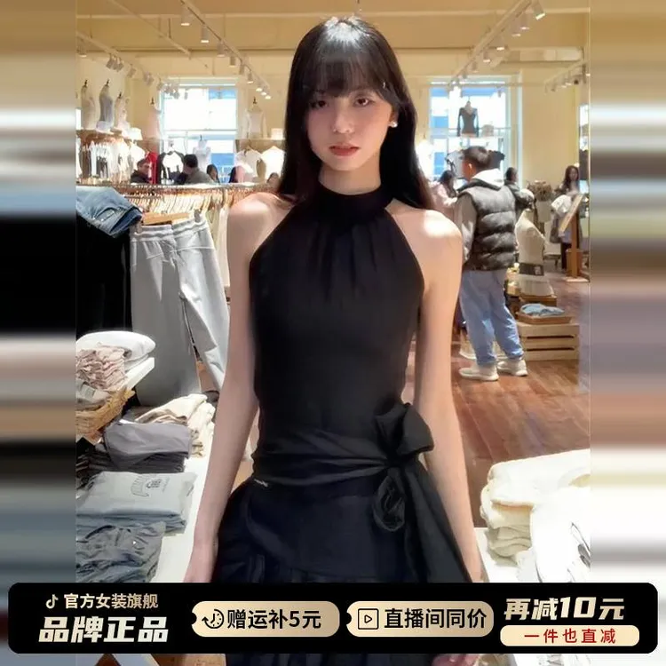 黑色挂脖无袖连衣裙女夏季2026新款法式赫本风收腰独特漂亮短裙子