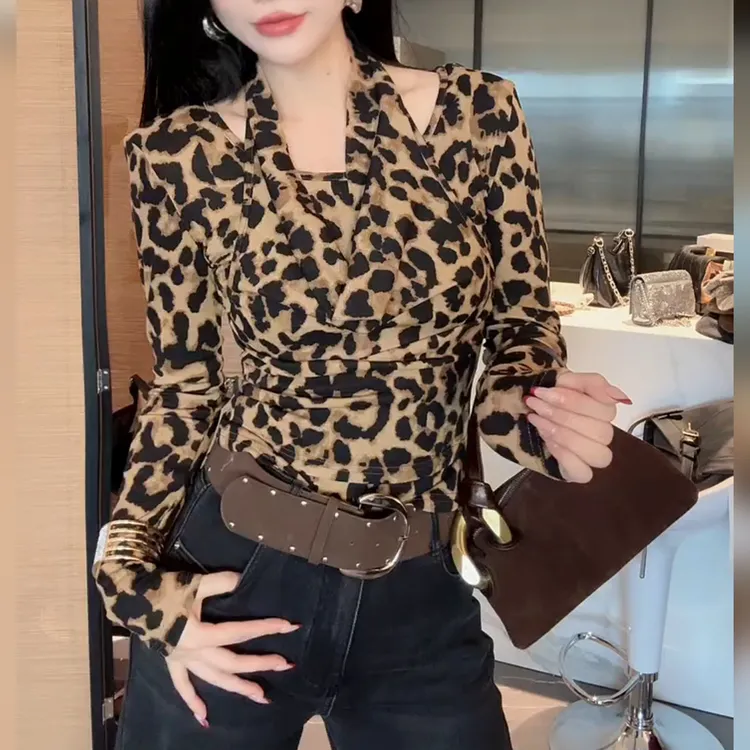辣妹风洋气豹纹挂脖长袖T恤女2025早秋新款气质修身百搭穿搭上衣