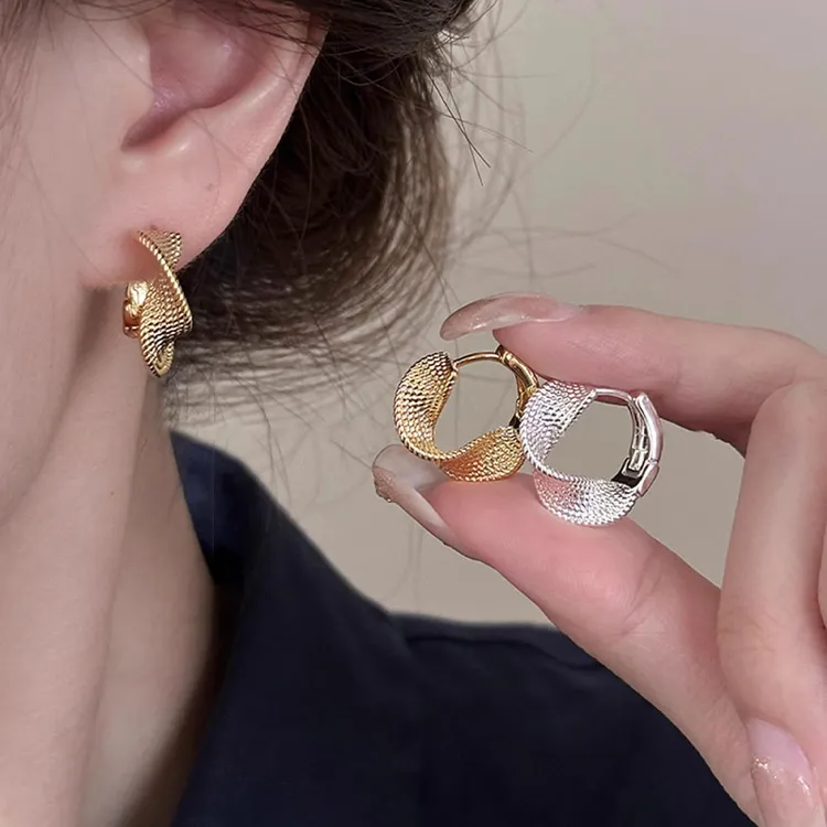 简约几何耳环新款爆款高级感耳扣扭转纹理耳圈小众设计耳饰女4711