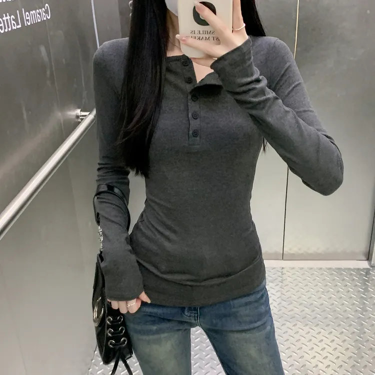 年谜2025排扣早秋季修身纯色正肩长袖t恤女打底衫显瘦外穿