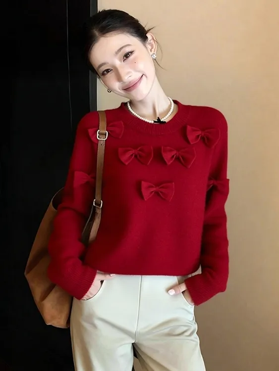 2025冬季减龄洋气独特圣诞新年穿搭慵懒松弛感红色蝴蝶结毛衣上衣