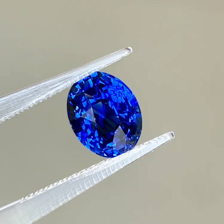   天然皇家蓝色蓝宝石椭圆形4.03克拉干净玻璃体VB切工吉尔德证书