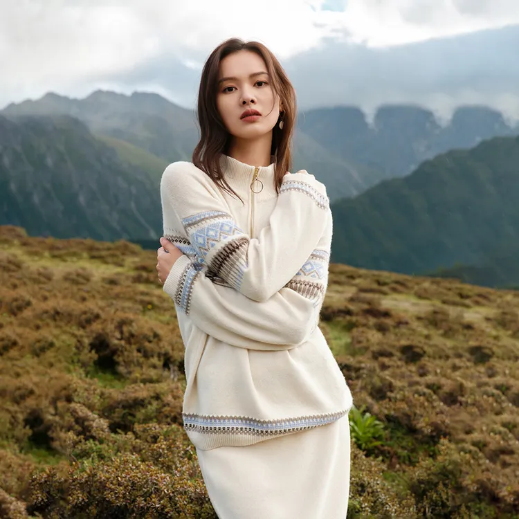 EP雅莹2025新款女装 牦牛绒羊绒羊毛混纺民族几何提花毛衣9519A