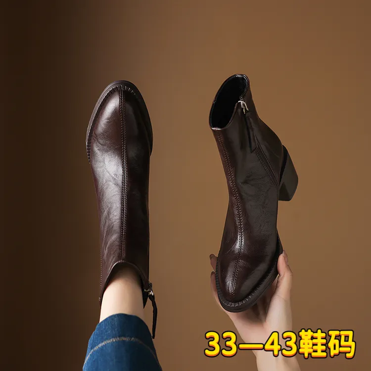 大码粗跟短靴女41到43显瘦尖头秋冬新款及踝靴复古棕色高跟马丁靴