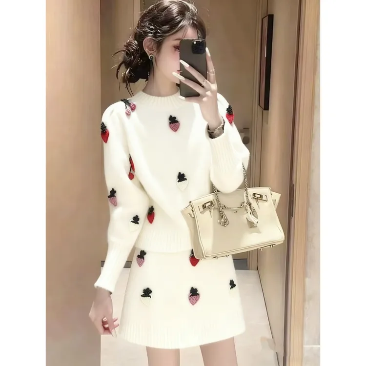 今年流行针织套装秋冬小个子穿搭女2025新款巨好看上衣短裙两件套