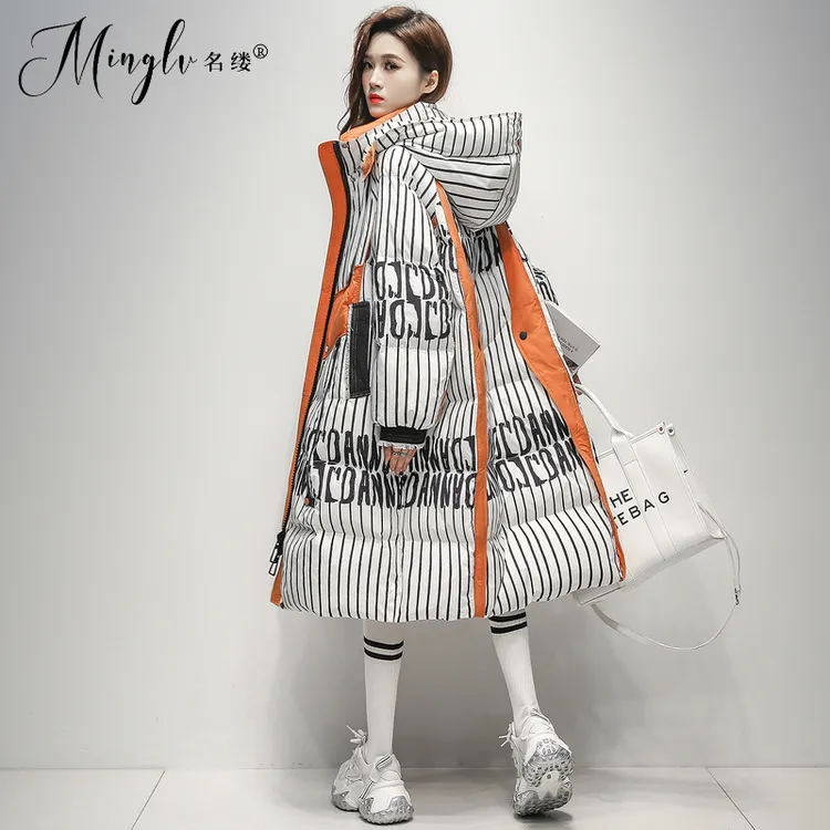 2025冬新款高级感外套女轻奢高级感条纹羽绒服女中长款过膝盖修身