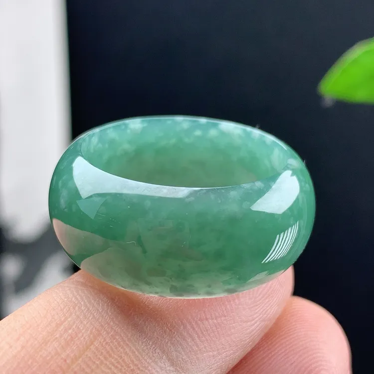 优惠戒指内径23纯天然A货翡翠老坑冰种蓝绿色素面轮胎宽扳指环