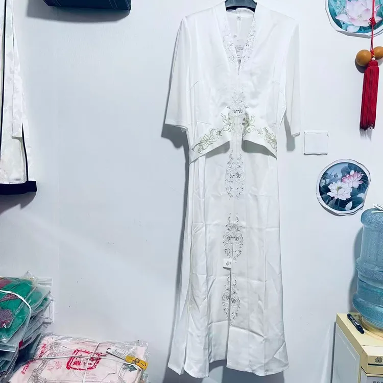夏天中国风中长款缎面连衣裙夏季白色显瘦气质时尚修身复古绣花