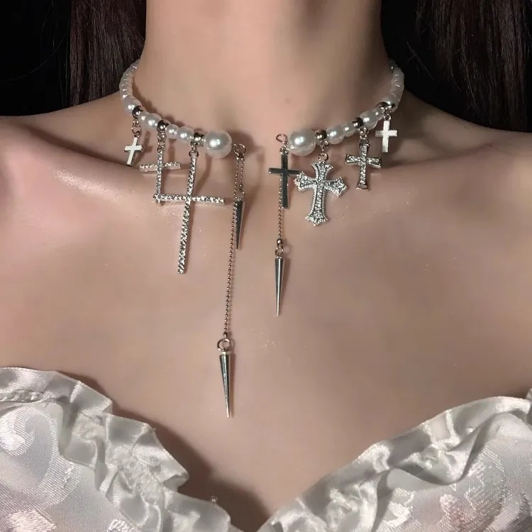 合金吊坠 甜酷高级感珍珠铆钉十字架颈链配饰独特气质项链女