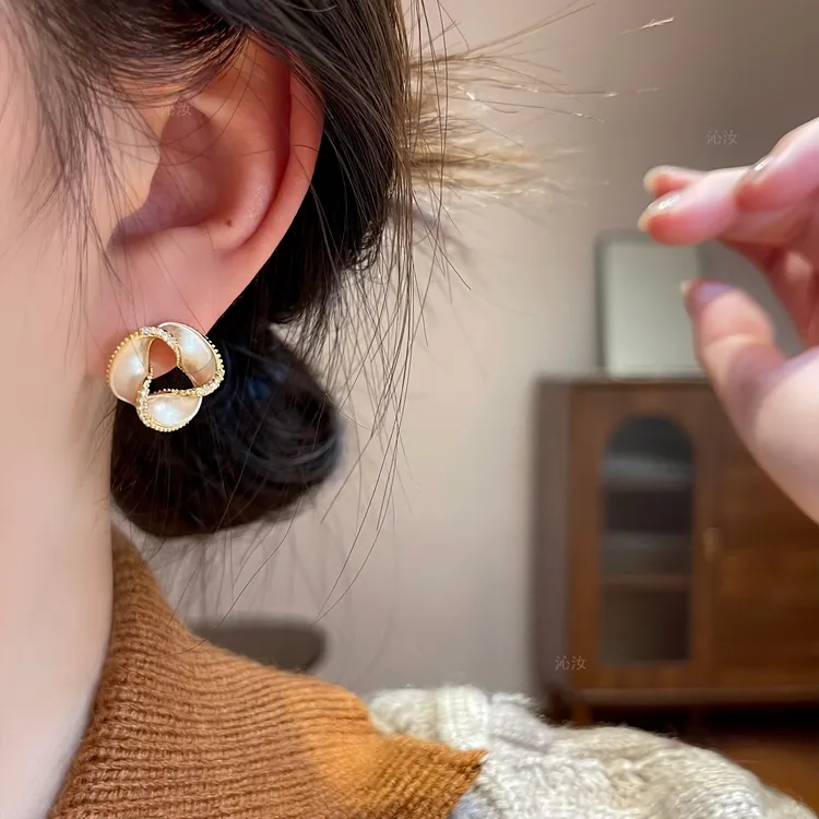 【沁汝饰品】F632曲奇山茶花色镶钻缠绕耳钉气质莫比乌斯