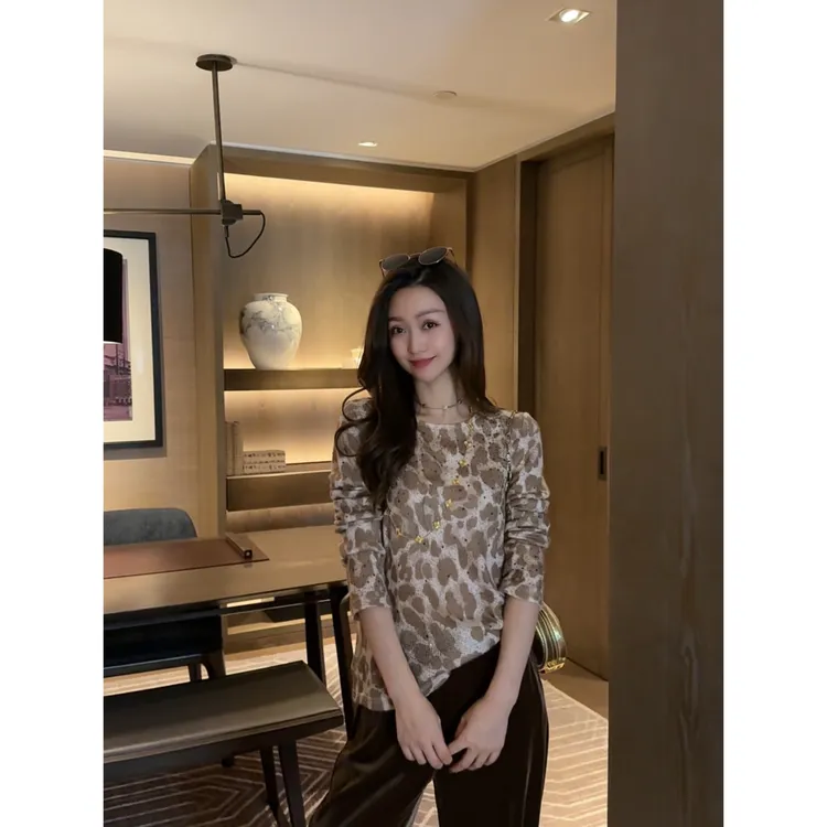 W·HAHA【现货】【温柔猎手】卡其色豹纹烫钻针织衫上衣23070