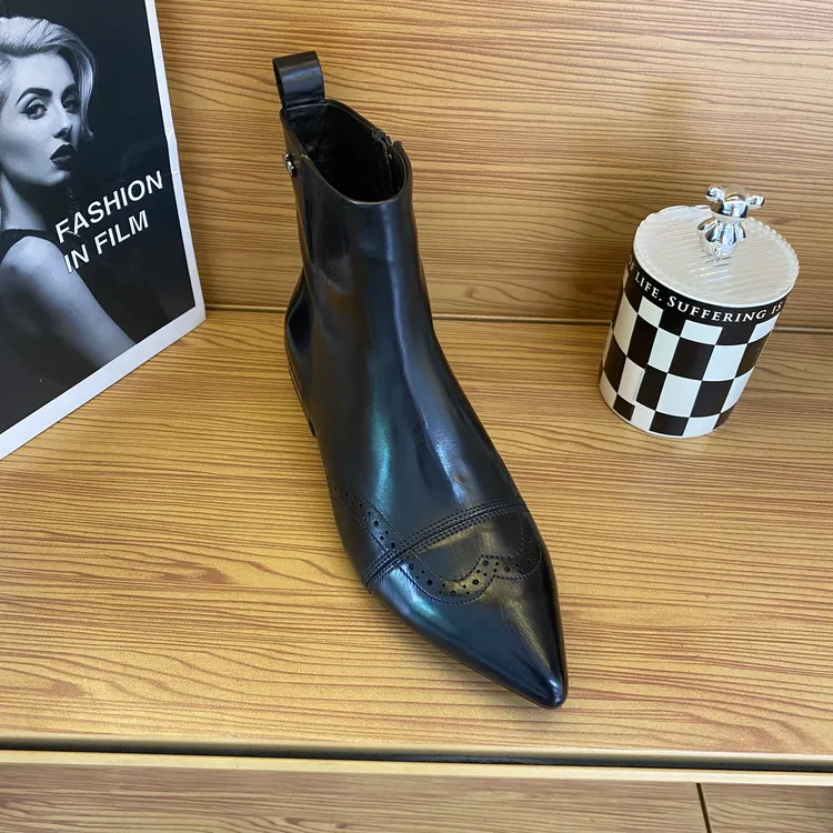 冬季气质时装靴尖头短靴英伦风雕花复古低跟拉链女靴舒适平跟百搭