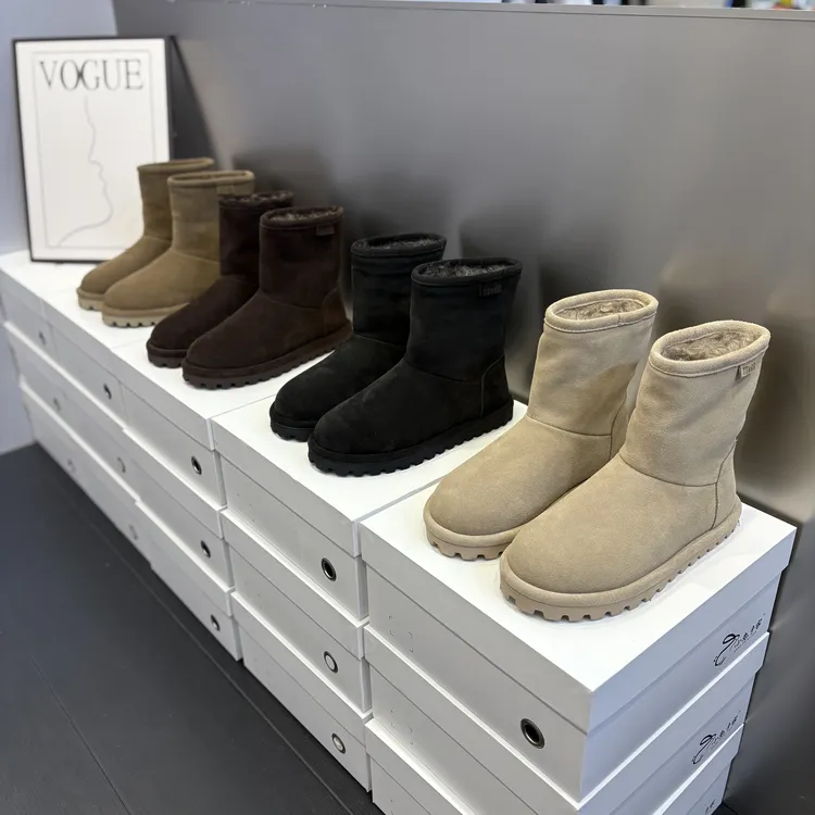 保暖雪地靴成人防滑靴子中筒时尚雪地靴冬季短筒百搭真皮厚底