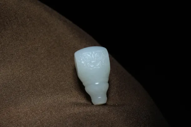 天然和田玉白玉仿古兽面三通配饰 尺寸：12×21.8×12mm，重量：4.7g