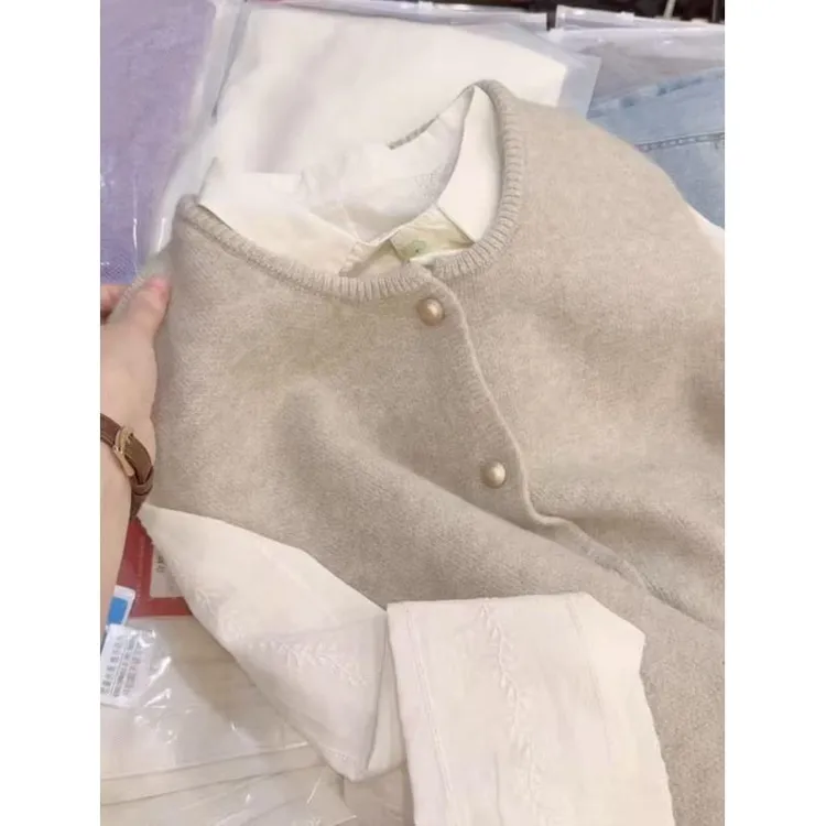 Q七言家巨好看！ins穿搭#秋冬奶驼小金扣软糯百搭马甲@