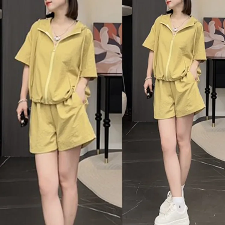 休闲运动套装女夏季2025新款时尚洋气短袖防晒外套阔腿短裤两件套