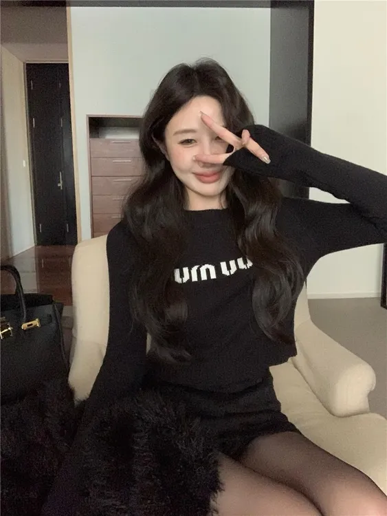 黑色字母毛衣针织衫女秋季设计感法式气质独特别致打底衫短款上衣